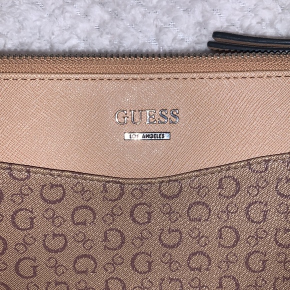 Guess wristlet - Picture 2 of 5